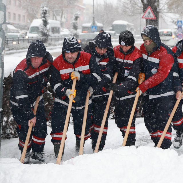 Nevşehir Belediyesinin karla mücadele çalışmaları sürüyor