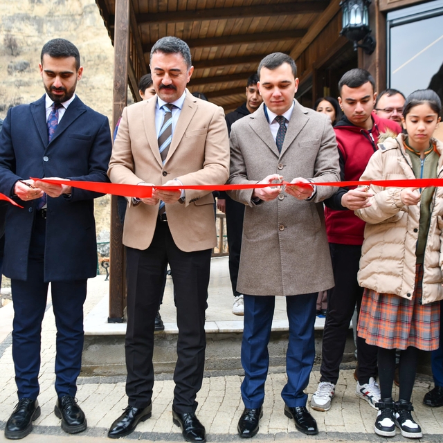 Tunceli Valisi Bülent Tekbıyıkoğlu, Çemişgezek'te kitap kafenin açılışını y...