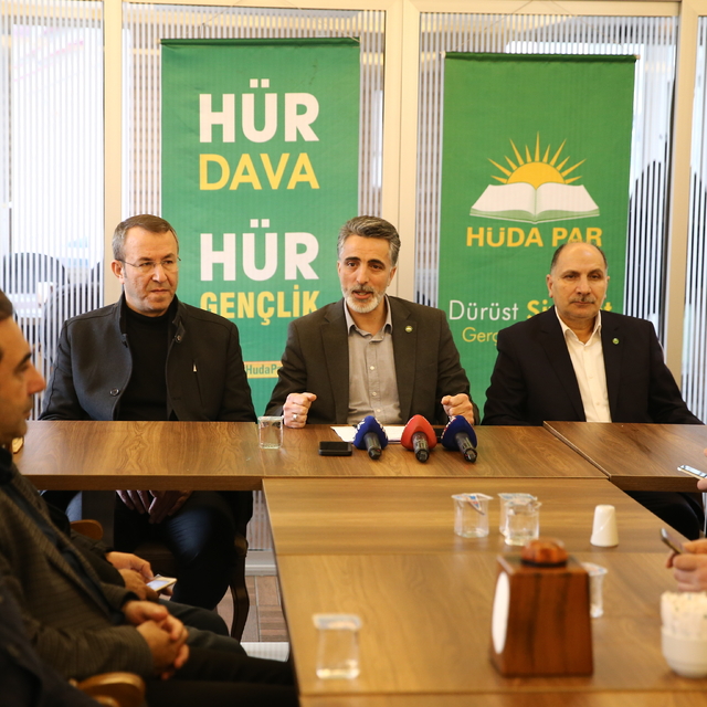 HÜDA PAR Genel Başkan Yardımcısı Emiroğlu, Bingöl'de basın mensuplarıyla bi...