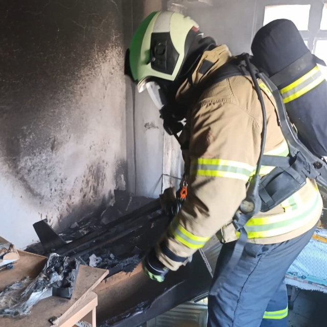 Balıkesir'de 3 katlı binadaki yangın söndürüldü