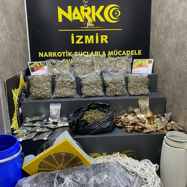 İzmir'de 10 kilo esrar ele geçirildi; 2 tutuklama