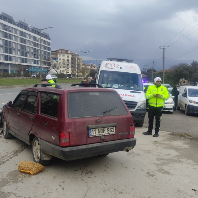 Bursa'da otomobile çarpan motosikletin sürücüsü yaralandı