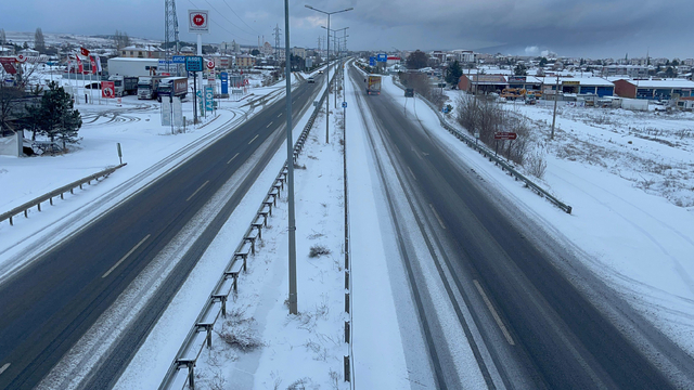 Çankırı'da D-100 kara yolunda kar etkili oluyor