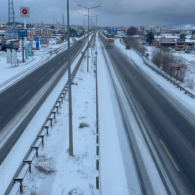 Çankırı'da D-100 kara yolunda kar etkili oluyor