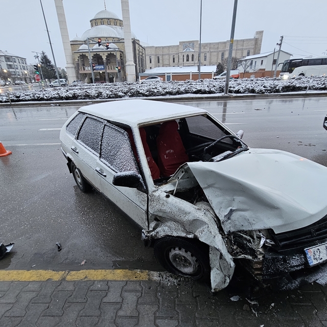 Aksaray'da otomobil ile hafif ticari aracın çarpıştığı kazada 4 kişi yarala...