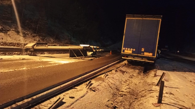 Bolu'da refüje çarpan tırın sürücüsü yaralandı