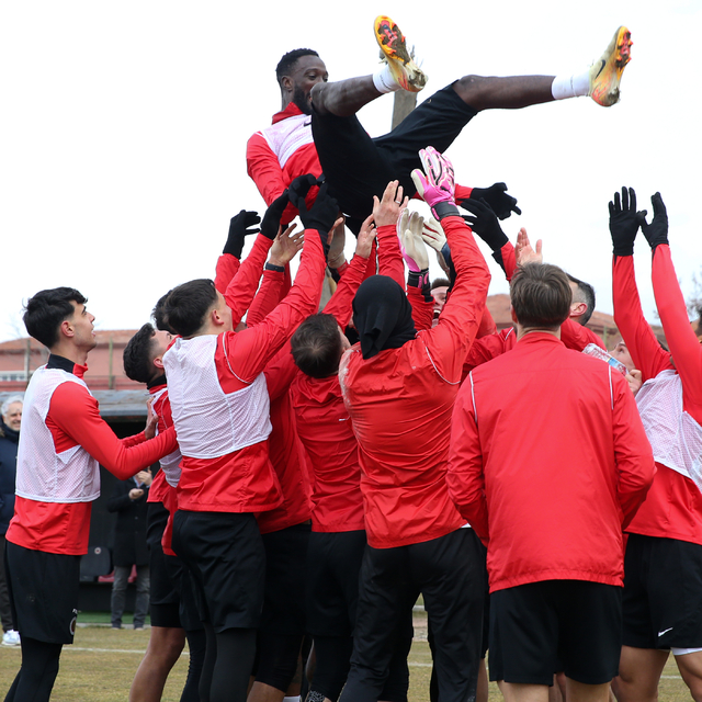 Yatabare futbolu bıraktı