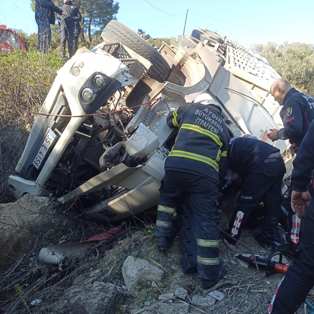 Aydın'da tır şarampole devrildi, 1 kişi öldü, 3 kişi yaralandı