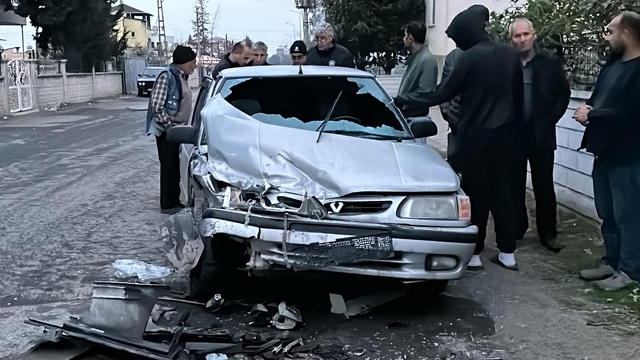 Hatay'da iki otomobilin çarpıştığı kazada 9 kişi yaralandı