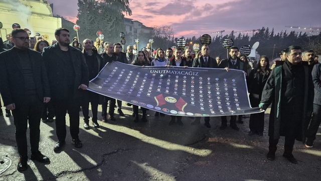 Hatay Barosu, depremde ölen meslektaşlarını 'sessiz' yürüyüşle andı