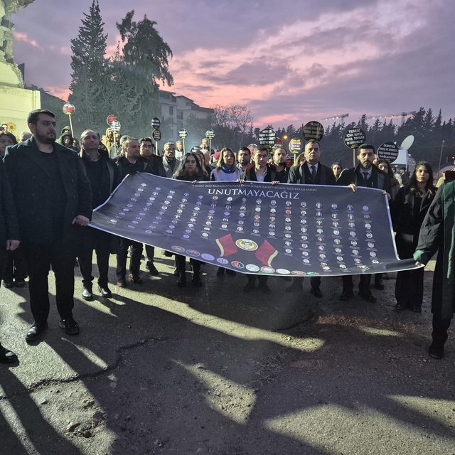 Hatay Barosu, depremde ölen meslektaşlarını 'sessiz' yürüyüşle andı