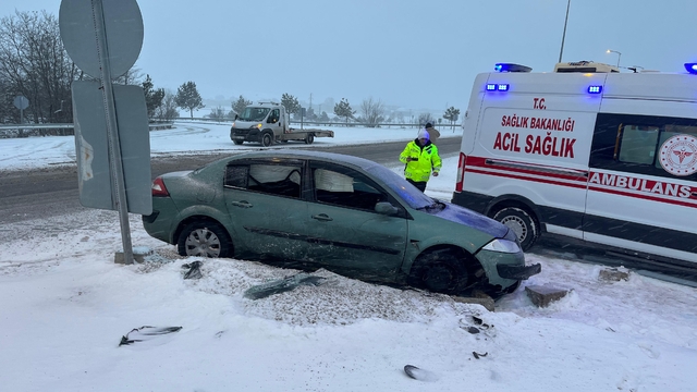 Çankırı'da refüje çarpan otomobildeki 4 kişi yaralandı