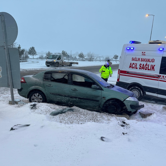 Çankırı'da refüje çarpan otomobildeki 4 kişi yaralandı
