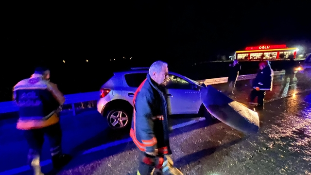 Elazığ'da bariyere çarpan otomobildeki 4 kişi yaralandı