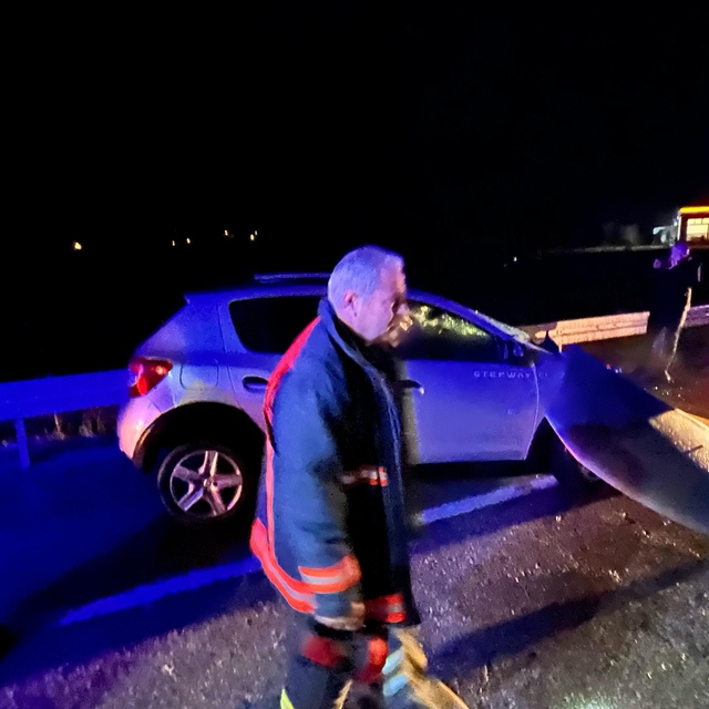 Elazığ'da bariyere çarpan otomobildeki 4 kişi yaralandı
