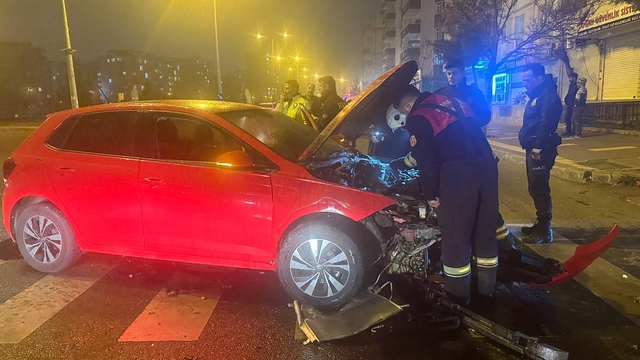 Diyarbakır'da kaza yapan otomobilde çıkan yangın söndürüldü