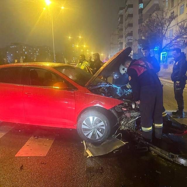 Diyarbakır'da kaza yapan otomobilde çıkan yangın söndürüldü