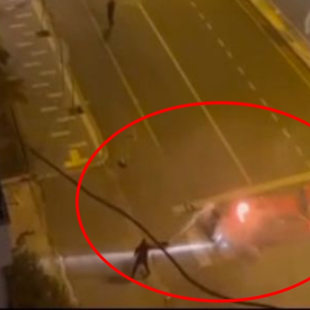 Diyarbakır'da refüje çarpan otomobil alev aldı; o anlar kamerada