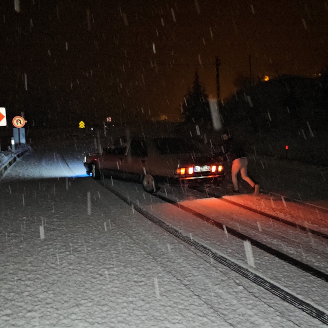 Zonguldak'ta kar; Ereğli yolu kapandı, okullar tatil edildi