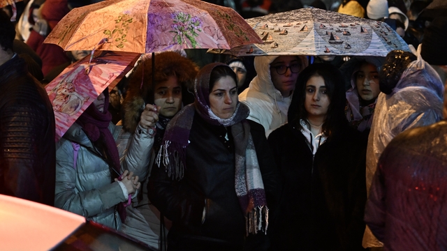 Hatay'da 6 Şubat depremlerinin ikinci yılında anma etkinlikleri için alanlarda toplanılıyor