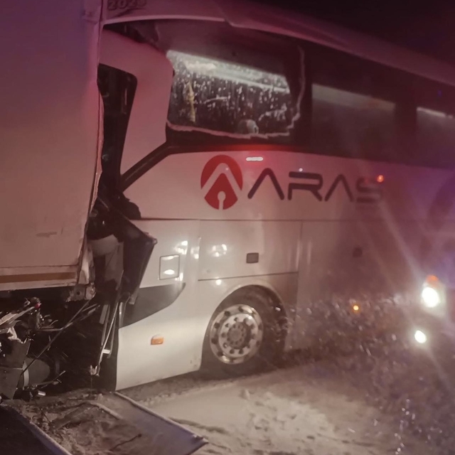 Sivas'ta yolcu otobüsü, park halindeki TIR'a çarptı: 1 ölü, 13 yaralı