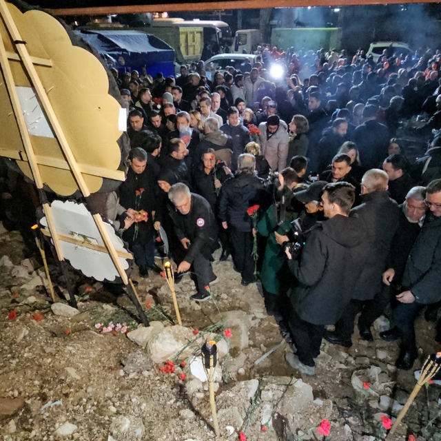 Adana'da depremde ölenler, 96 kişiye mezar olan Alpargün Apartmanı'nda anıl...