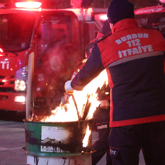 Burdur'daki itfaiye ekibi 6 Şubat depremlerinde hayatını kaybedenleri andı