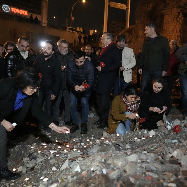 Diyarbakır'da depremde hayatını kaybedenler anıldı