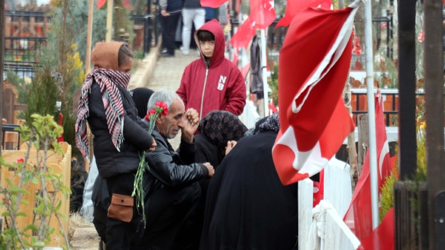Depremde kaybettikleri yakınlarının mezarlarını ziyaret ettiler