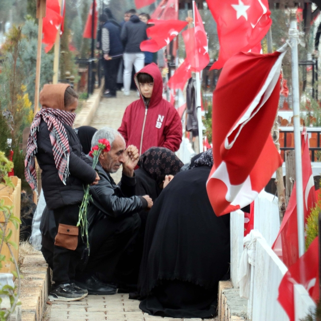 Depremde kaybettikleri yakınlarının mezarlarını ziyaret ettiler
