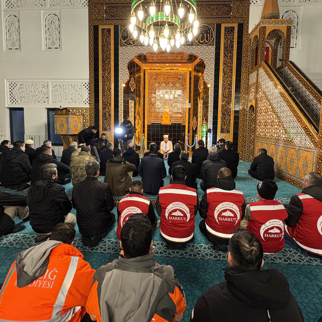 Elazığ ve Şırnak'ta 6 Şubat depreminin ikinci yılında camilerde dua edildi