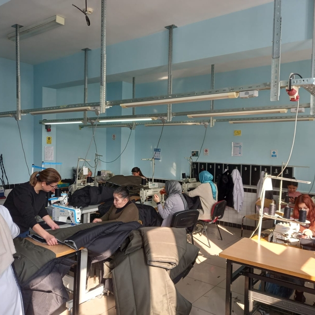 6 Şubat felaketinde öğrenci ve öğretmenler uyku tulumu dikerek depremzedele...