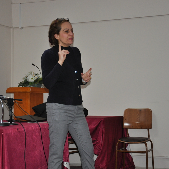 Depremzede işaret dili öğretmeni mesleğine Eskişehir'de devam ediyor