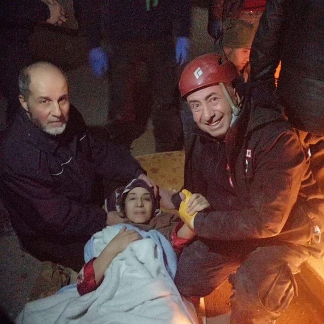 Arama kurtarmaya gönüllü katılan öğretmen: Enkaz altında kızım bile aklıma...