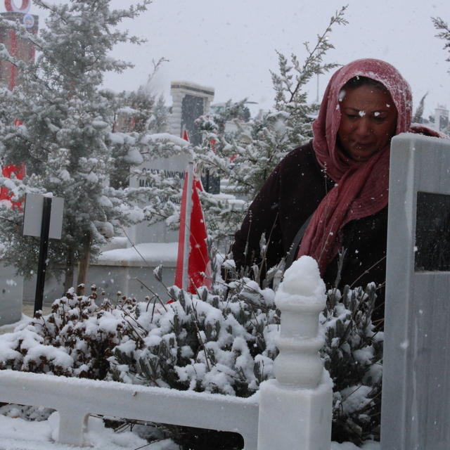 Malatya'da, depremde ölen yakınlarının mezarlarını ziyaret ettiler