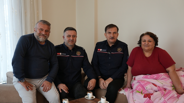 Enkaz altında verdiği sözü tuttu; kendini kurtaran itfaiyecilerle kahve içti