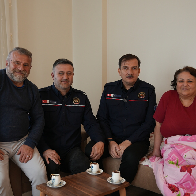 Enkaz altında verdiği sözü tuttu; kendini kurtaran itfaiyecilerle kahve içt...