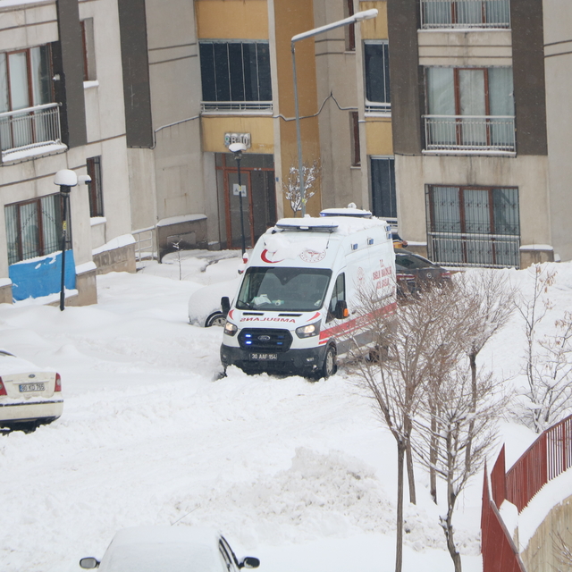 Hakkari'de 168 yerleşim yeri ulaşıma kapandı