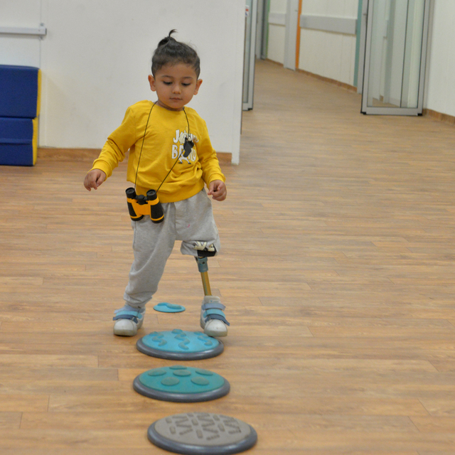 Annesinin kucağında enkaz altında kalan Hasan bebek, protezle yaşama tutund...