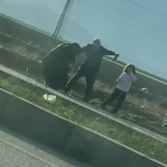 Kadını saçlarından sürükleyip, kız çocuğunu da darbettiler