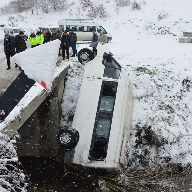 Samsun'da cenazeye gidenlerin bulunduğu minibüs devrildi, 15 kişi yaralandı