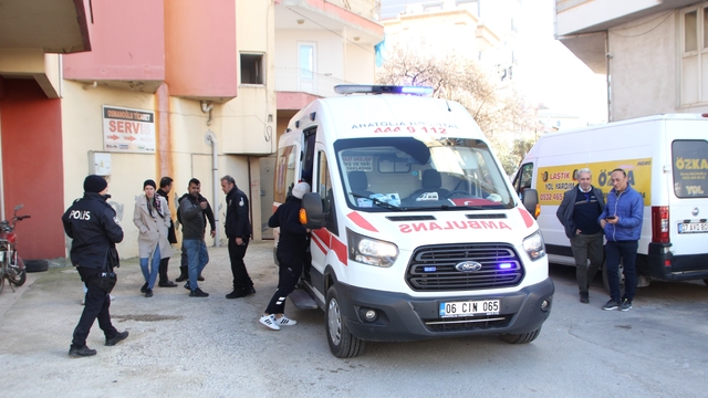 Antalya'da evde çıkan yangında bir kişi dumandan etkilendi