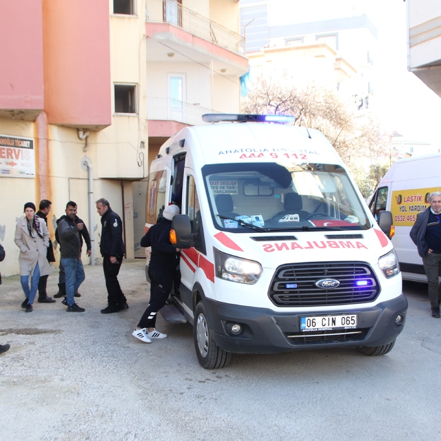 Antalya'da evde çıkan yangında bir kişi dumandan etkilendi