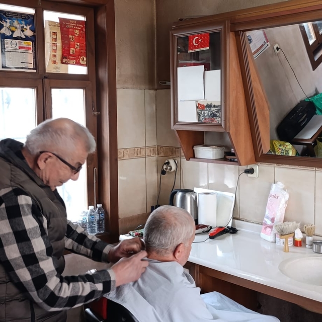 Nallıhan'nın emektar berberi Fevzi Boz 56 yıldır makası bırakmıyor