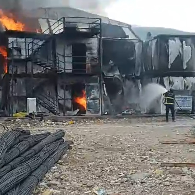 Hatay'da işçilerin kaldığı konteynerler yandı