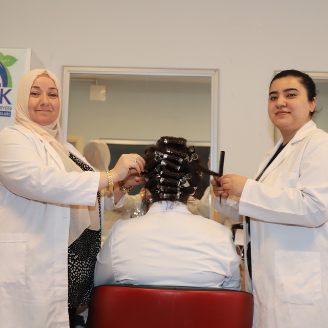 Ordu'da depremzede iki kadın öğrendikleri mesleği memleketlerinde yapacak