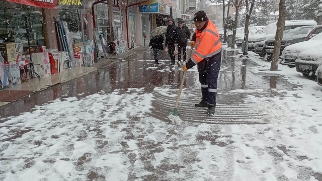 Seydişehir'de karla mücadele çalışmaları sürüyor