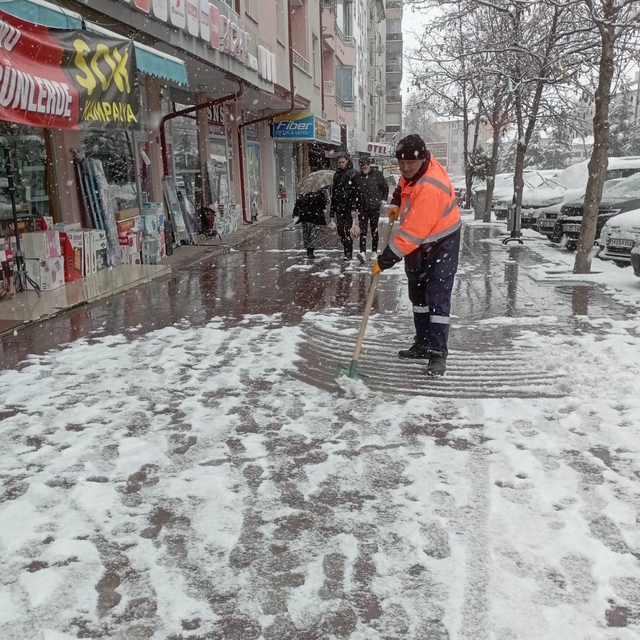 Seydişehir'de karla mücadele çalışmaları sürüyor