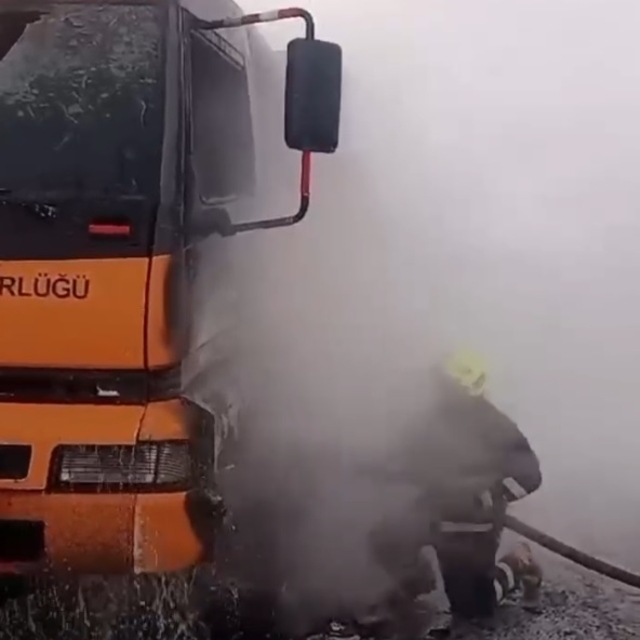 Sivas'ta kar küreme ve tuzlama aracındaki yangını, itfaiye söndürdü