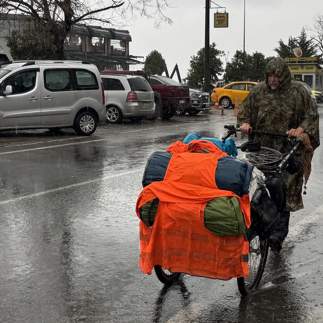 Yürüyerek dünya turuna çıkan İngiliz seyyah Türkiye'ye giriş yaptı
